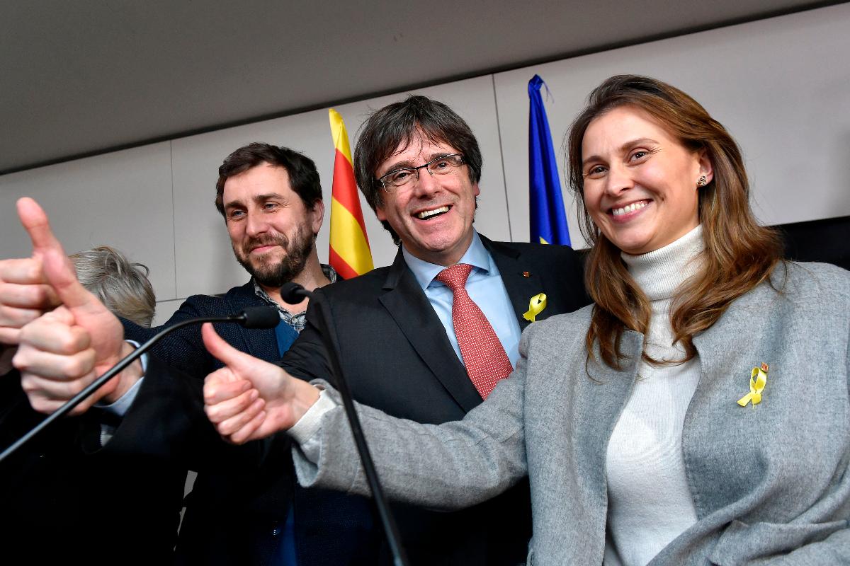 Ex-ministro da Saúde, Antonio Comin, ex-presidente Carles Puigdemont e ex-ministra da Agricultura, Meritxel Serret, após o resultado das eleições regionais. | JOHN THYSAFP