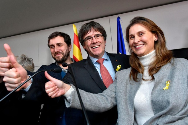 Ex-ministro da Saúde, Antonio Comin, ex-presidente Carles Puigdemont e ex-ministra da Agricultura, Meritxel Serret, após o resultado das eleições regionais. | JOHN THYSAFP