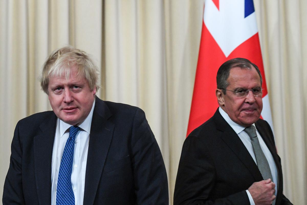 Os ministros de Relações Exteriores da Rússia, Sergey Lavrov (E), e do Reino Unido, Boris Johnson (D), em um encontro em Moscou em 22 de dezembro. | YURI KADOBNOVAFP