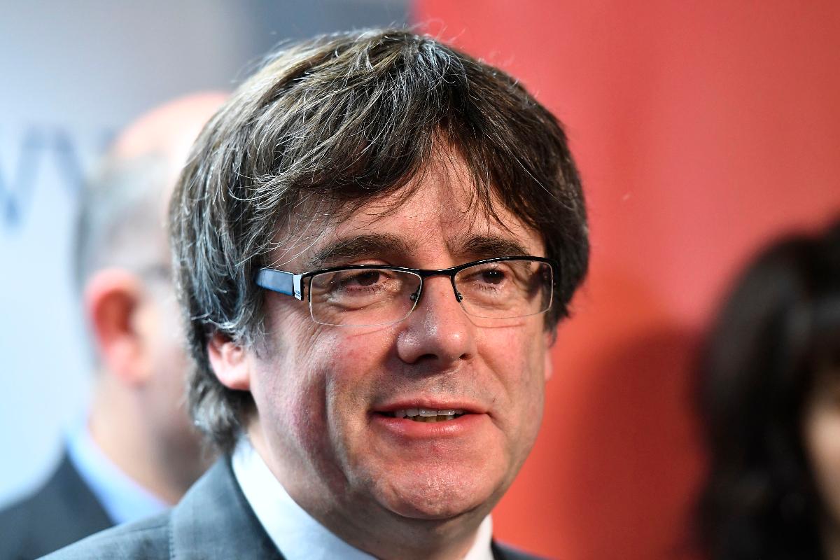 "Exijo que nos respeitem" e "Nós somos o governo legítimo da Catalunha”, essas foram as frases marcantes de Puigdemont | EMMANUEL DUNAND/AFP