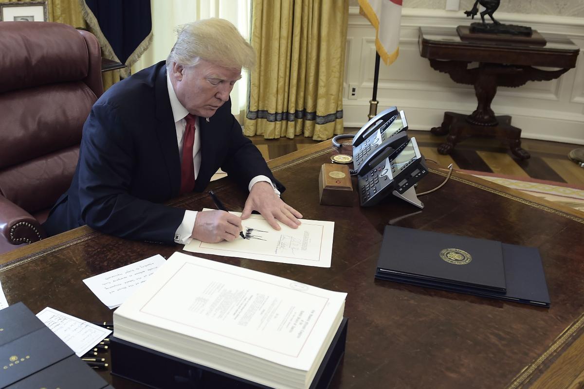 Trump chamou as medidas de "um presente de Natal" para os americanos | BRENDAN SMIALOWSKI/AFP