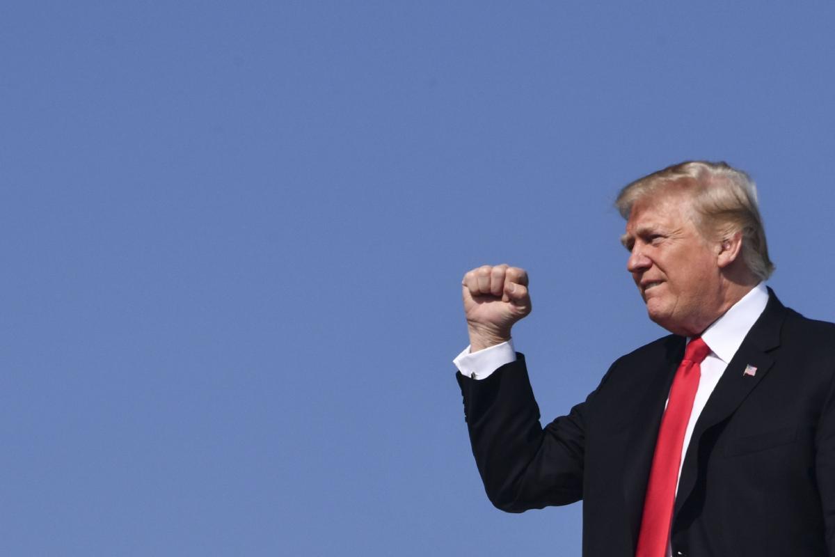 Presidente norte-americano, Donald Trump, no aeroporto internacional de Palm Beach, na Flórida, em 22 de dezembro. | NICHOLAS KAMMAFP