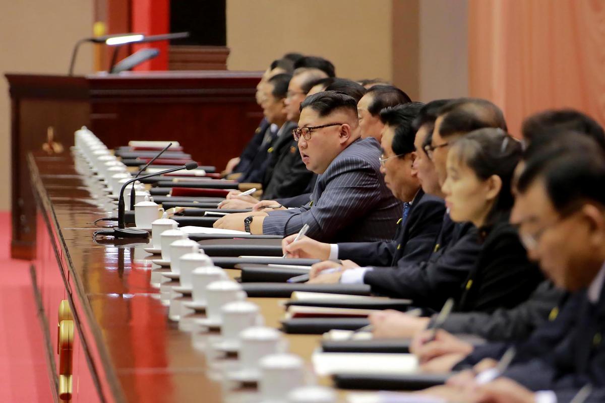 O líder da Coreia do Norte, Kim Jong-Un, discursando durante a conferência do Partido dos Trabalhadores em Pyongyang. | -
AFP