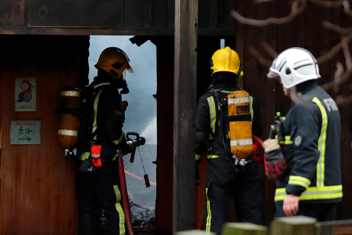 O incêndio surgiu na seção Animal Adventure antes de se espalhar para uma loja de presentes e café | DANIEL LEAL-OLIVAS/AFP