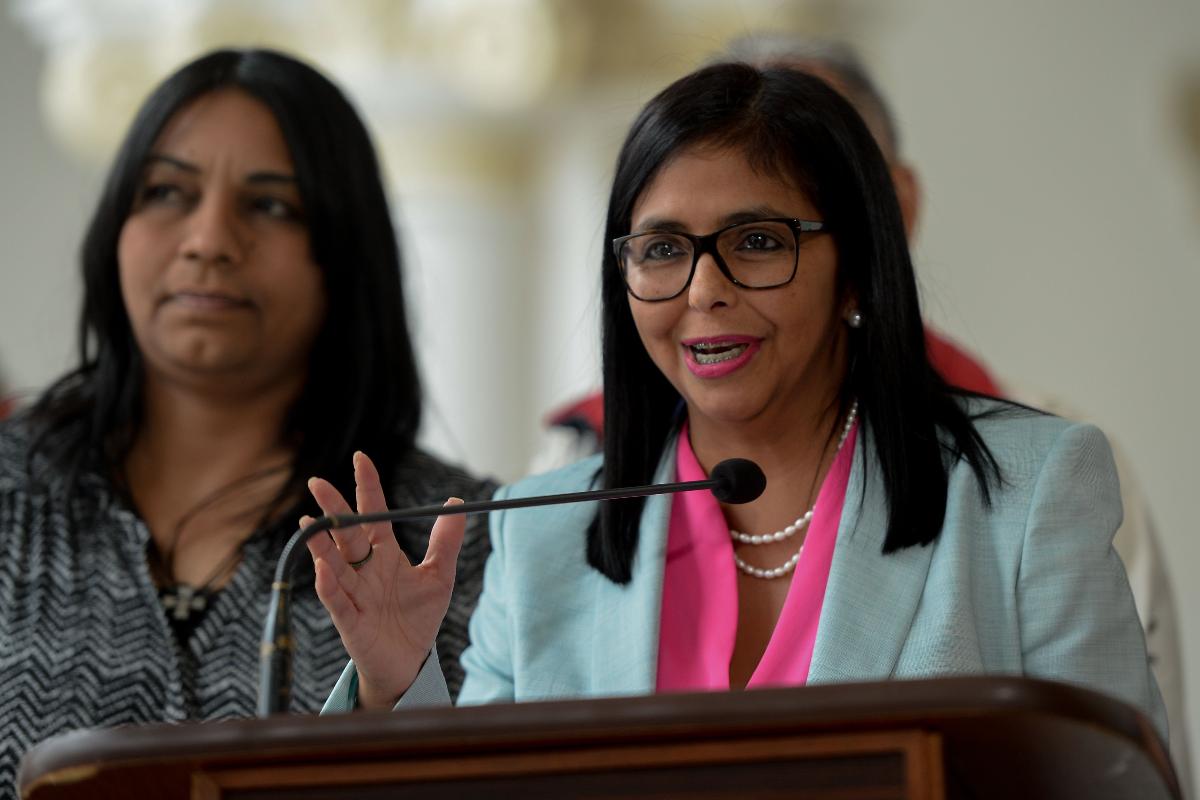 Presidente da Assembleia Constituinte da Venezuela, Delcy Rodriguez, falou com jornalistas neste sábado (23). | FEDERICO PARRA
AFP