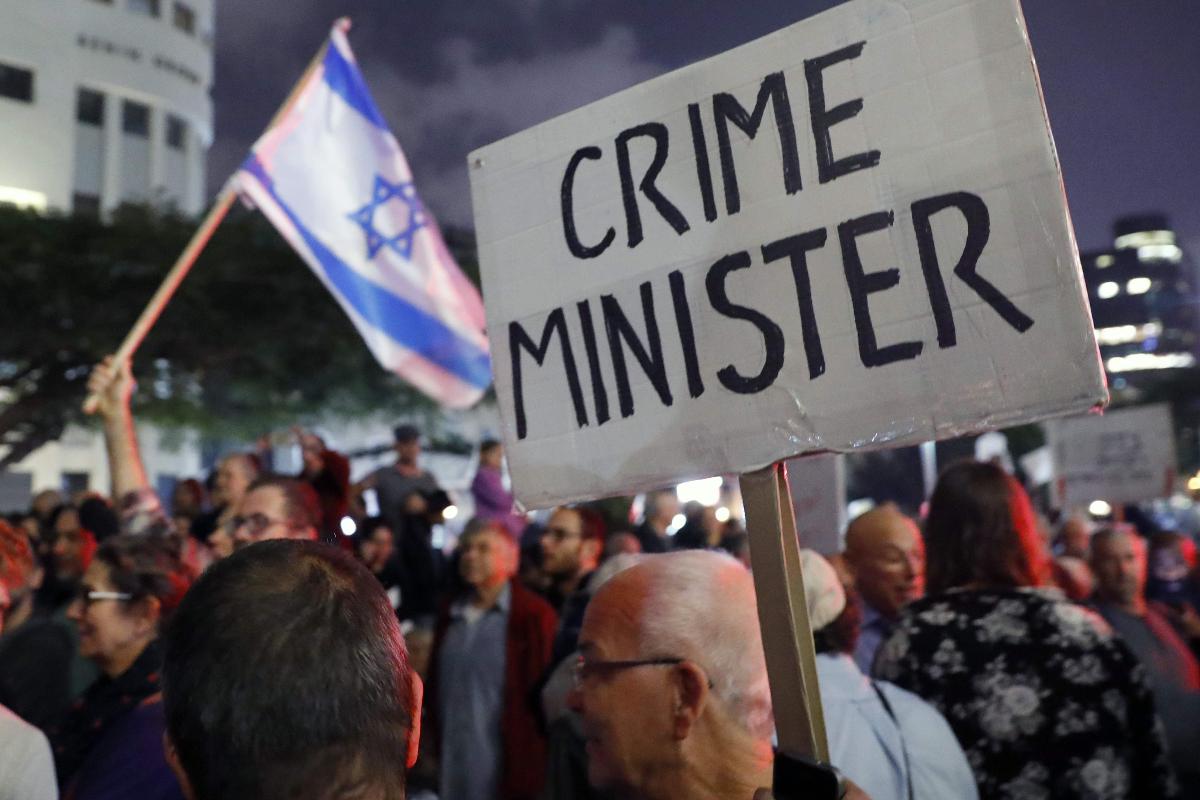 Neste sábado, em Tel Aviv, israelenses participam da manifestação “Marcha da Vergonha” para protestar contra o primeiro-ministro Benjamin Netanyahu. | JACK GUEZAFP