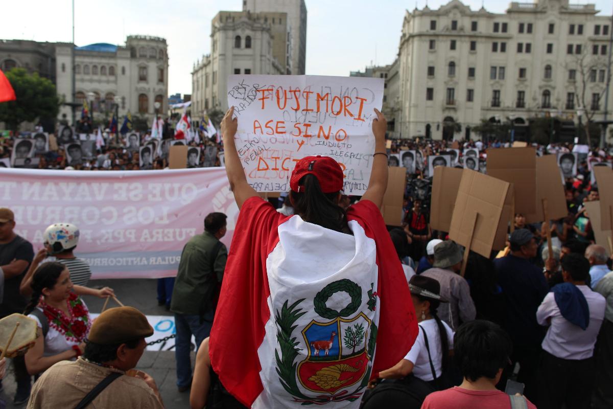 Nesta segunda-feira (25), peruanos protestaram contra a decisão do governo de conceder indulto humanitário ao ex-presidente Alberto Fujimori. | JUAN VITAAFP