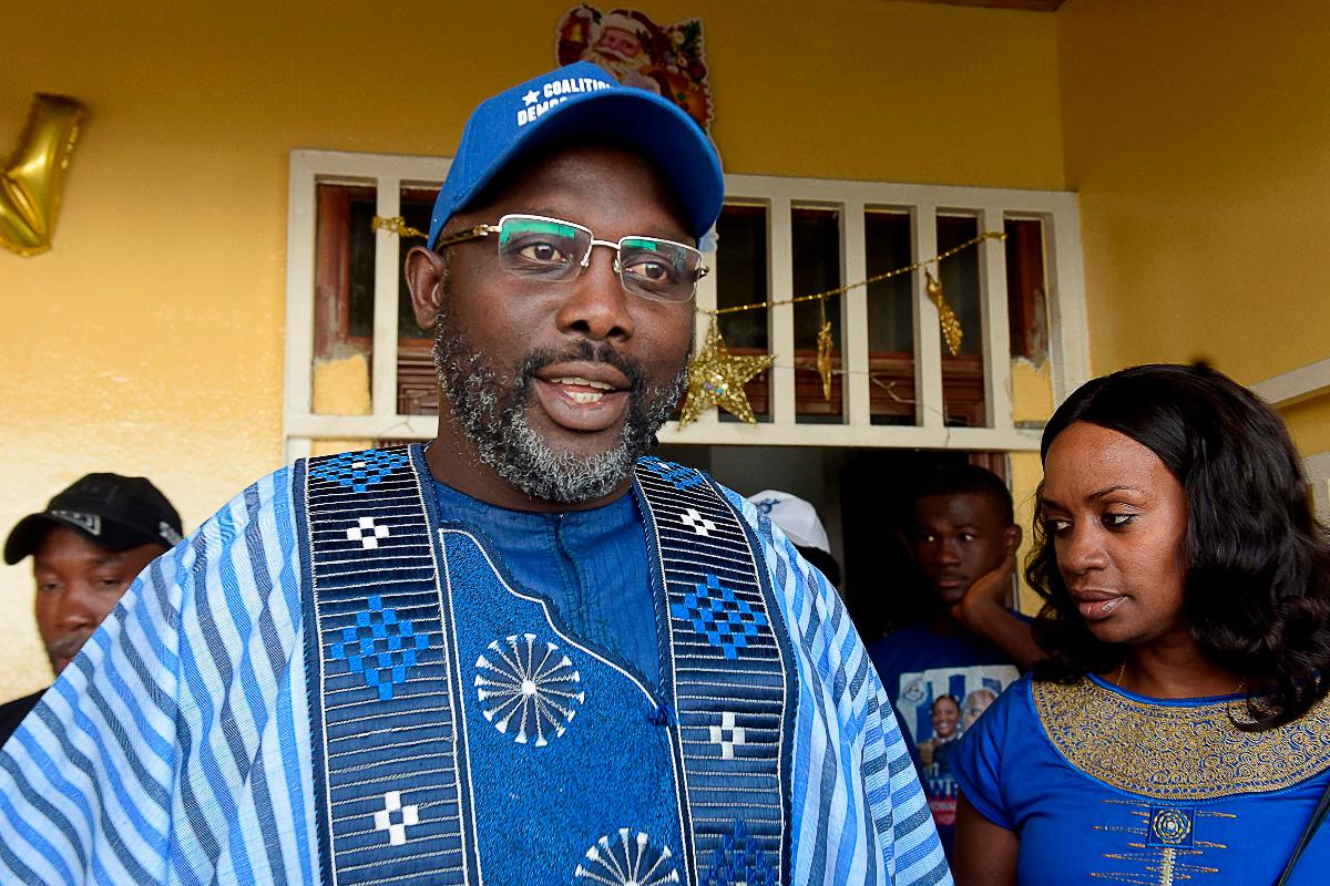 O eleito presidente da Libéria, George Weah, e sua esposa,Clar, em Monróvia, capital da Libéria. | SEYLLOUAFP