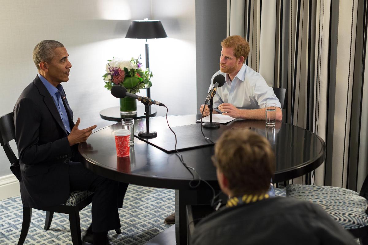 Príncipe Harry entrevistando o ex-presidente dos Estados Unidos, Barack Obama, em Toronto, Canadá, para um programa de rádio da inglesa BBC. | HOAFP