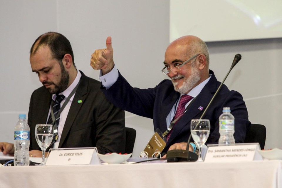 Eurico Teles, presidente da Oi, fazendo sinal de positivo durante a assembleia que aprovou o plano de recuperação judicial da operadora. | ©Paula Johas_F3Divulgação
