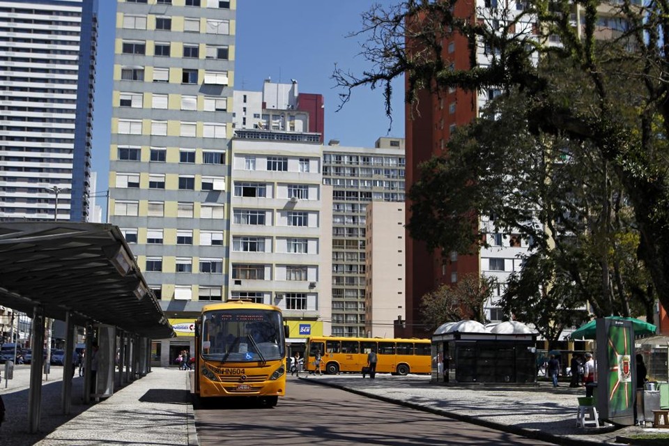 Com a chegadas das férias, ônibus passam a operar com menor frequência em Curitiba | Antônio More/Gazeta do Povo