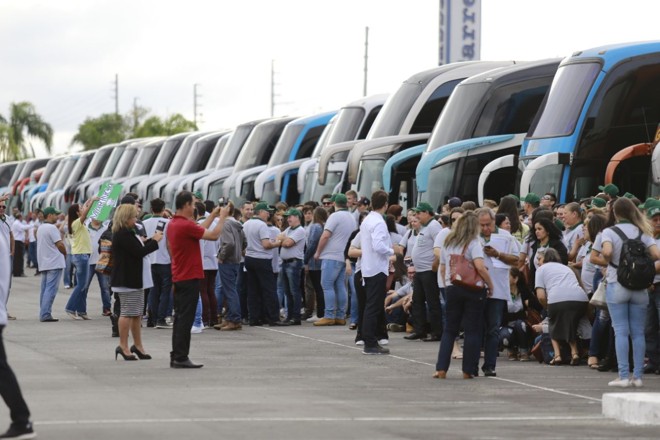 Ônibus de todas as regiões do estado chegaram a Curitiba nesta sexta-feira (1º) pela manhã. | Jonathan Campos/Gazeta do Povo