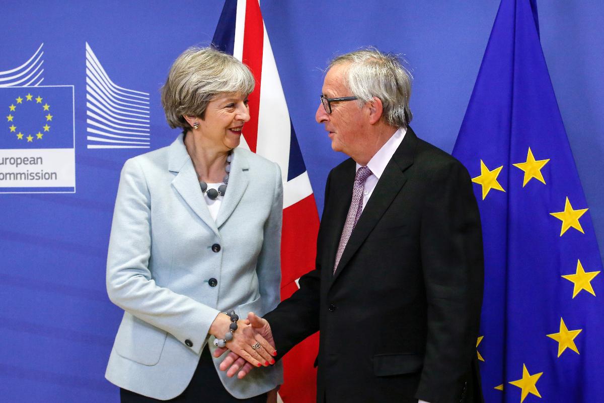 Primeira-ministra britânica, Theresa May, e o presidente da Comissão Europeia, Jean-Claude Juncker | Dario Pignatelli/Bloomberg