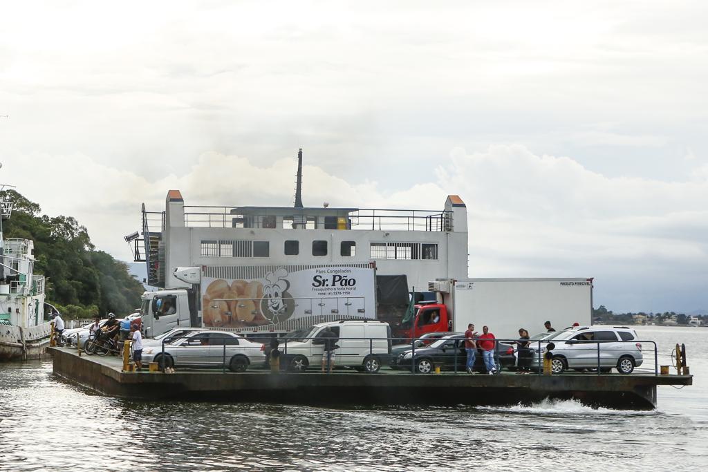 Para quem vai a Guaratuba, além do pedágio da estrada, tem a tarifa do ferryboat. | / Gazeta do Povo