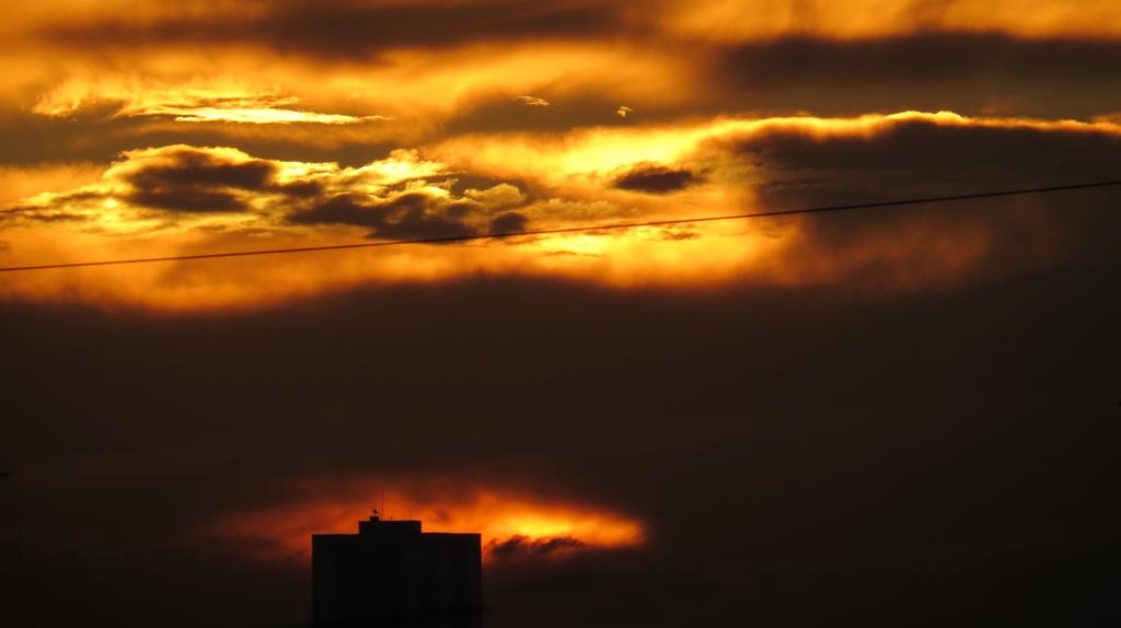 Paraná deve manter instabilidade típica desta época do ano – com períodos de sol e de pancadas de chuva – até quarta-feira (3), pelo menos. | Aniele Nascimento/Gazeta do Povo