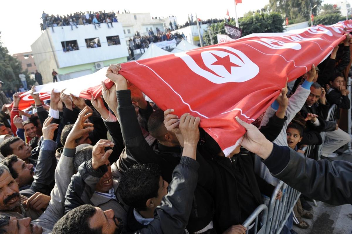 Tunisianos comemorando aniversário da Primavera Árabe, em 2011: movimento inspirou outros árabes a se rebelarem contra governantes autoritários | Arquivo Gazeta do Povo