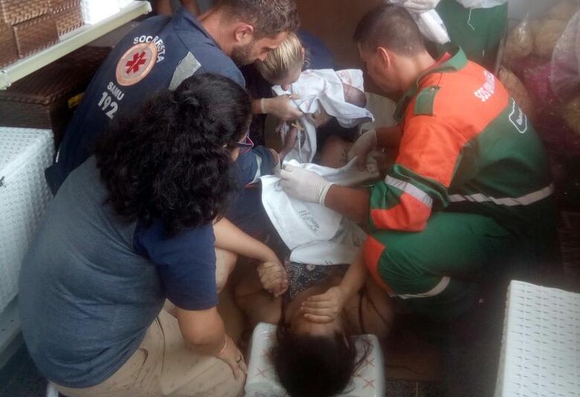 Gestante é atendida por socorristas: primeiro socorro foi prestados por funcionários da Casa das Embalagens. | Andreia Dransfeld/Colaboração