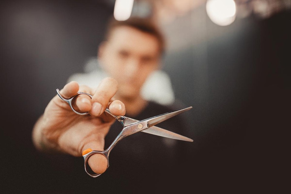 No Rio de Janeiro, a rede de barbearia Club Men Salon oferece uma gama variada de serviços e tratamenros de beleza como, por exemplo, manicure, pedicure, pigmentação de barba, esfoliação facial, depilação e limpeza de pele. | 