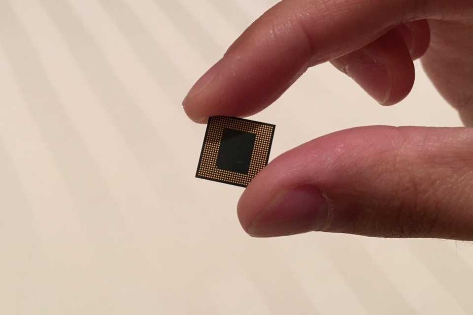 Detalhe do Snapdragon 845, novo chip da Qualcomm. | Rodrigo Ghedin/Gazeta do Povo