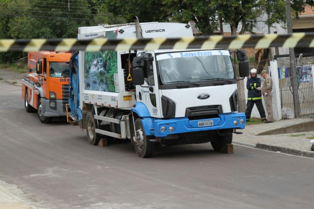 Motorista do caminhão de lixo não percebeu a presença do companheiro de trabalho ao dar a ré. | Gerson Klaina/Tribuna do Paraná