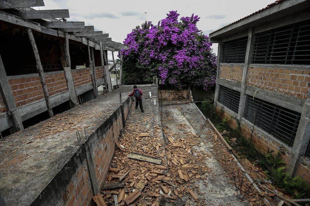 Construção da Escola Estadual Francisco Pires Machado está abandonada desde 2015.