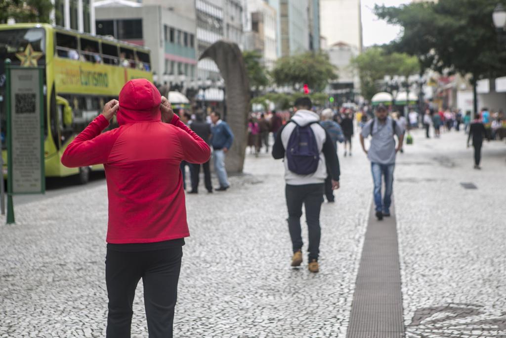 A temperatura mínima de 16ºC fez os curitibanos saírem de casa com casacos nesta terça-feira (26). | Marcelo Andrade/Gazeta do Povo
