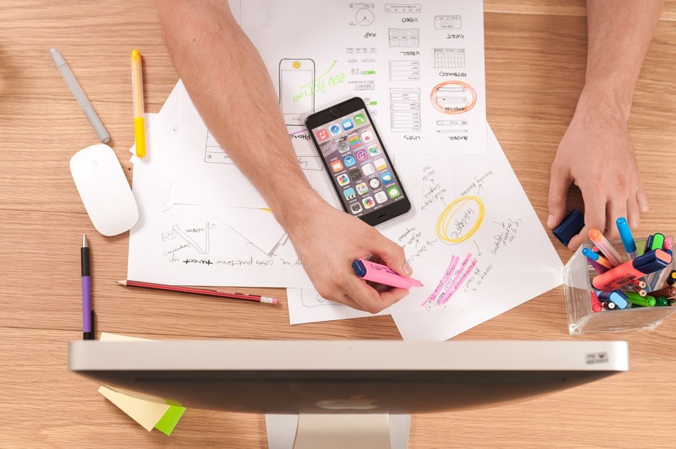 5 dicas para conciliar trabalho fixo e freelas O CEO da plataforma WeLancer, Gustavo Mota, lista 5 dicas para auxiliar aqueles que buscam equilibrar a rotina de um emprego fixo com a maleabilidade dos freelas. | Bigstock/
