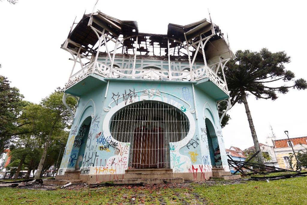 Prédio histórico foi destruído em incêndio na noite de quarta-feira | Aniele Nascimento/Gazeta do Povo