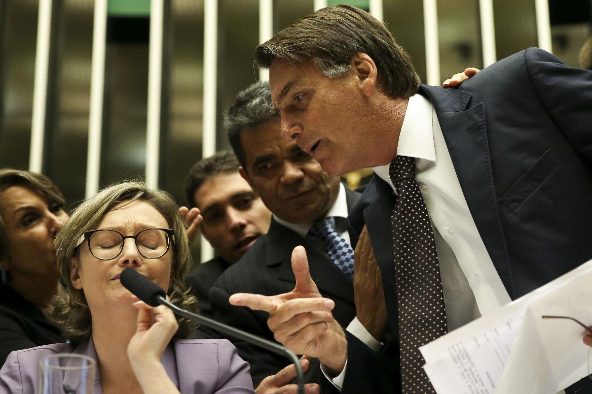Os deputados Maria do Rosário (PT-RS) e Jair Bolsonaro (PSC-RJ) batem boca na Câmara dos Deputados. A foto é de 2016. | Marcelo Camargo/Agência Brasil