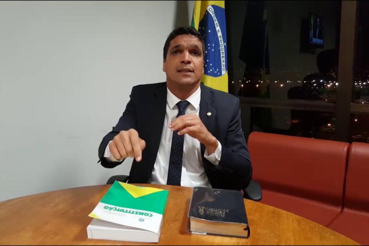 Cabo Daciolo: ensino da Bíblia Sagrada como “parte integrante e obrigatório da formação básica do cidadão”. | Reprodução / Youtube.
