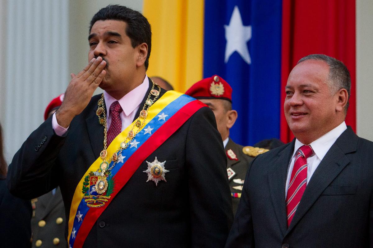Diosdado Cabello (à direita), ao lado de Nicolás Maduro: o dirigente chavista anunciou a prisão do brasileiro na TV | MIGUEL GUTIÉRREZ/EFE