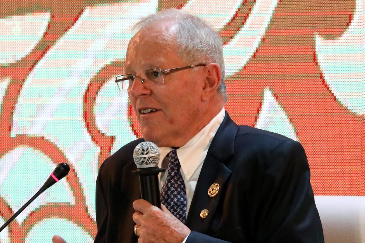 Após uma jornada de 14 horas de debate e votação no Congresso, Pedro Pablo Kuczynski, o presidente do Peru, conseguiu se manter no cargo | SeongJoon Cho/Bloomberg