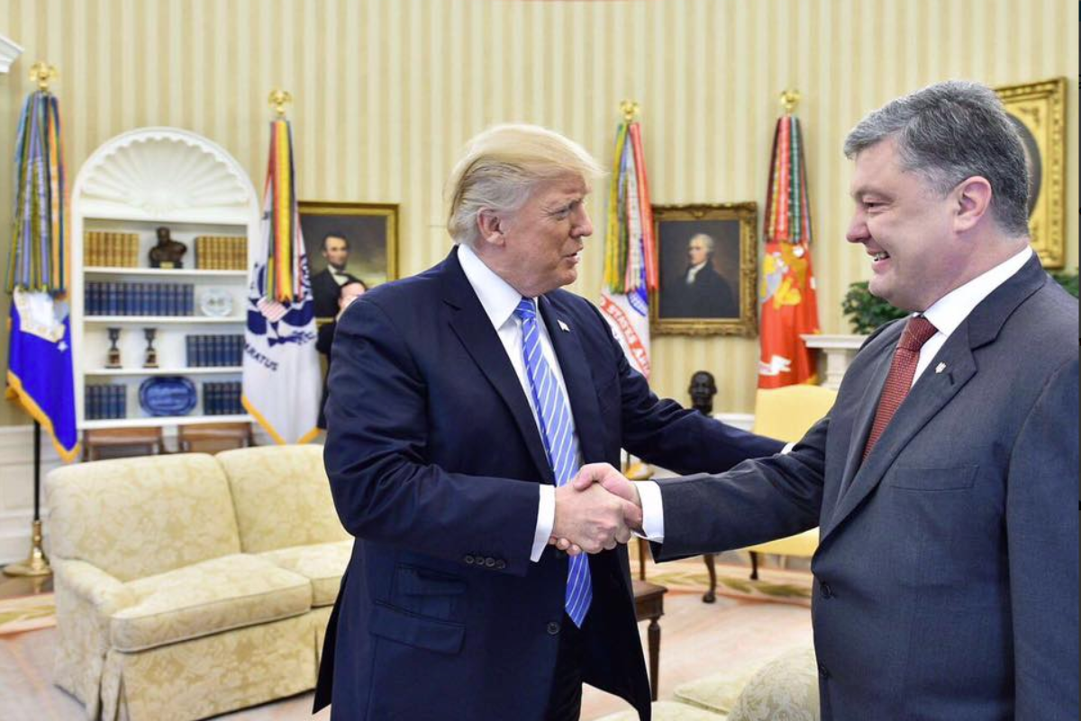 Em seu perfil oficial no Twitter, presidente da Ucrânia (D) agradeceu Trump (E) pela decisão de fornecer armas letais ao seu país. | Arquivo PessoalTwitter