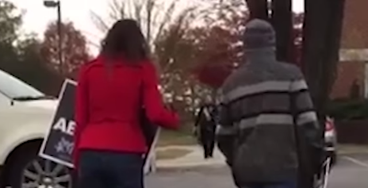 A estudante estaria carregando um cartaz que dizia: “todos são feitos à imagem de Deus” | Reprodução