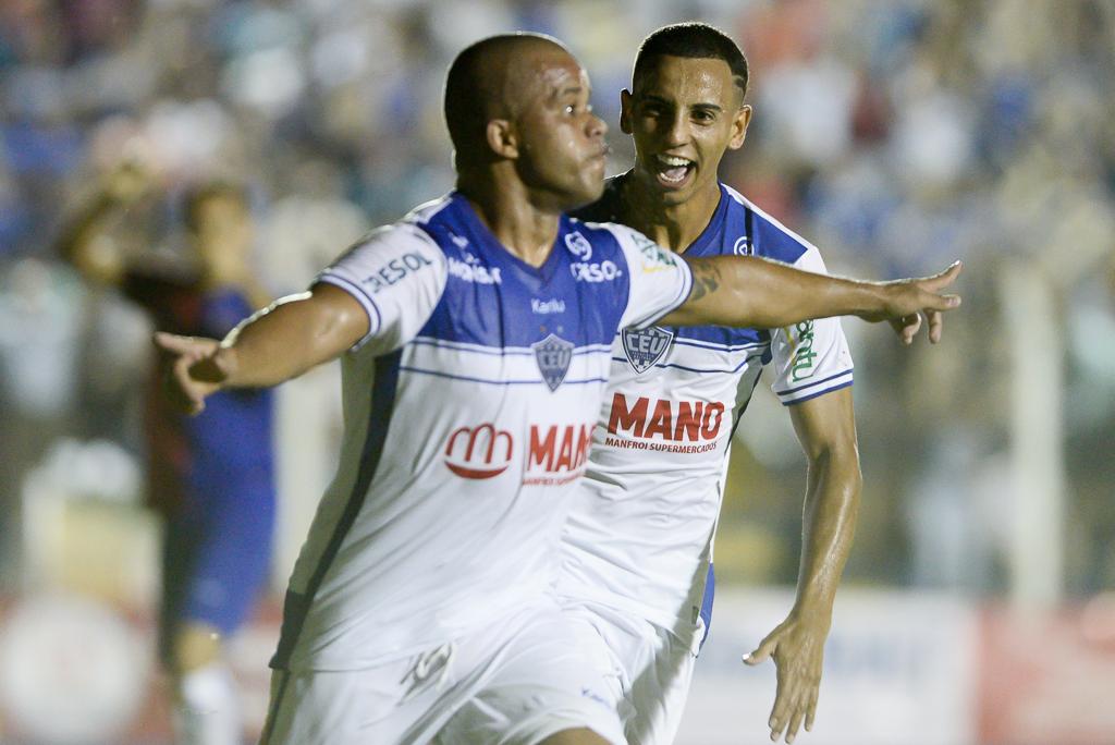Marquinhos Cambalhota comemora o primeiro gol do União. | José Delmo Menezes Junior/JdeB