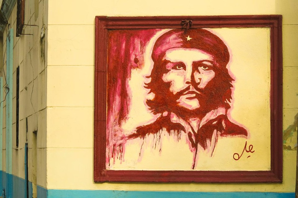 Ser de esquerda é uma doença? Este livro defende esta ideia Poster de Che Guevara em Havana, Cuba | Pixabay