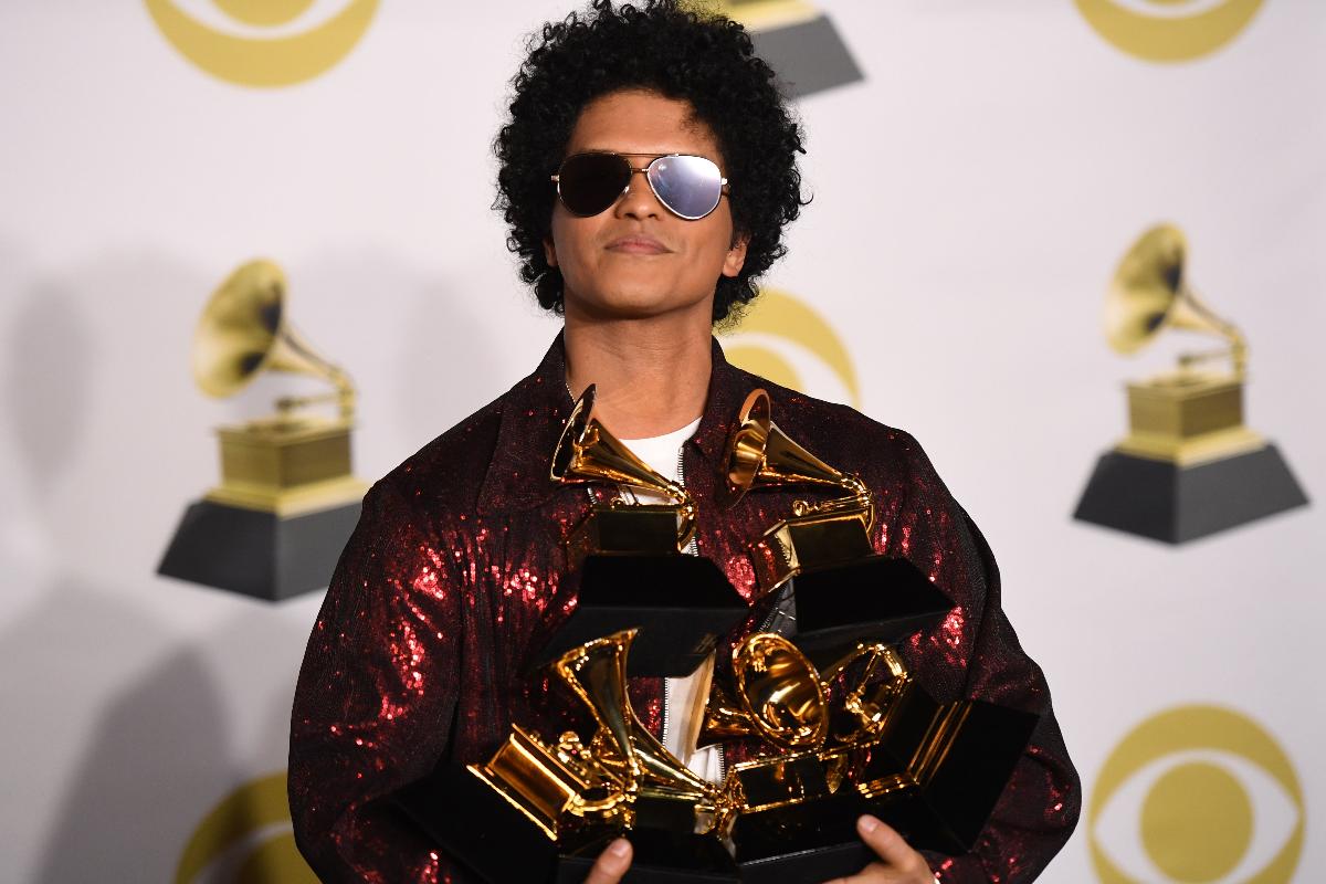 O cantor Bruno Mars com os troféus que ganhou durante a 60ª edição do Grammy | DON EMMERTAFP