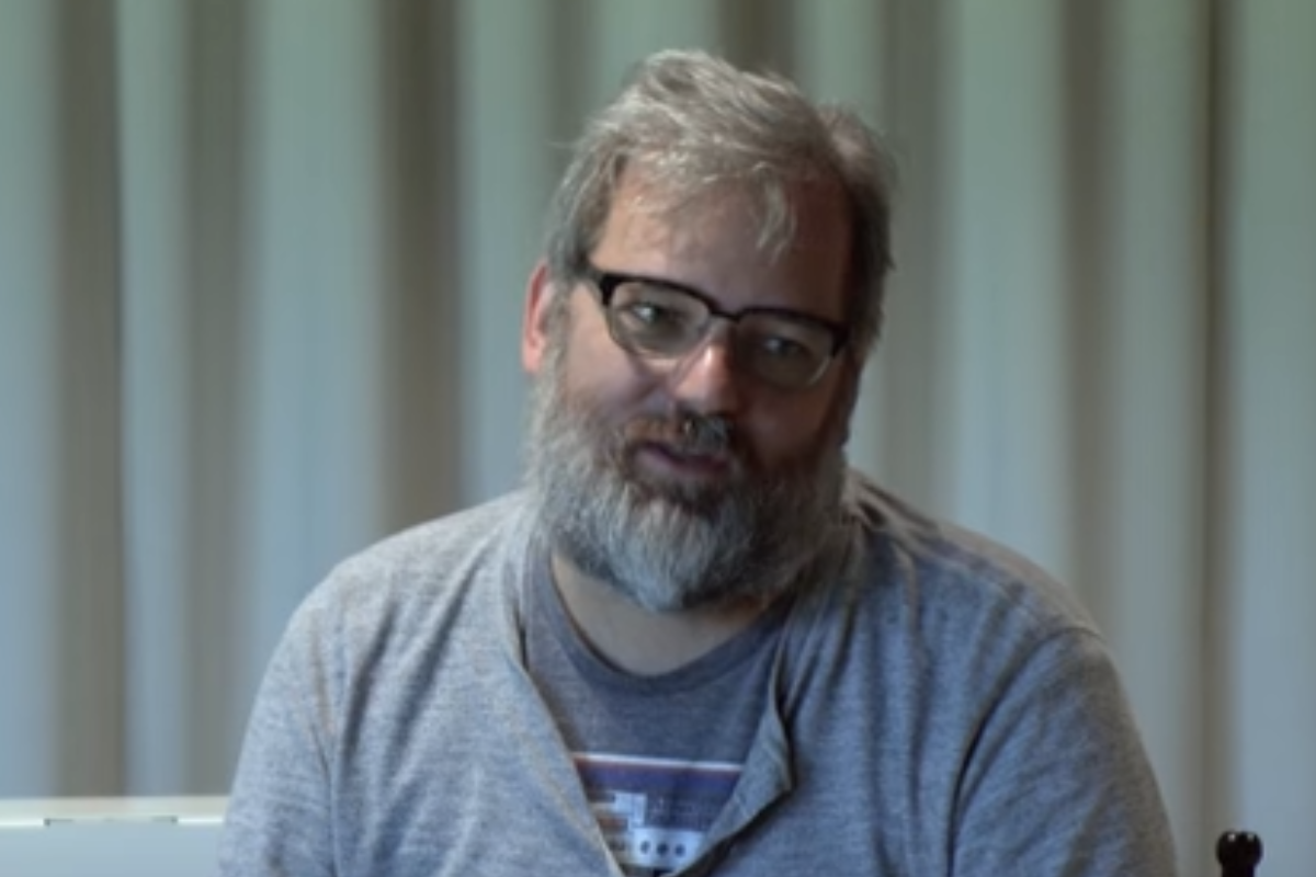 “Eu disse coisas horríveis para ela, a tratei muito mal e sempre sabendo que eu era quem pagava seu salário e controlava seu futuro dentro da série”, contou Harmon no podcast | Reprodução