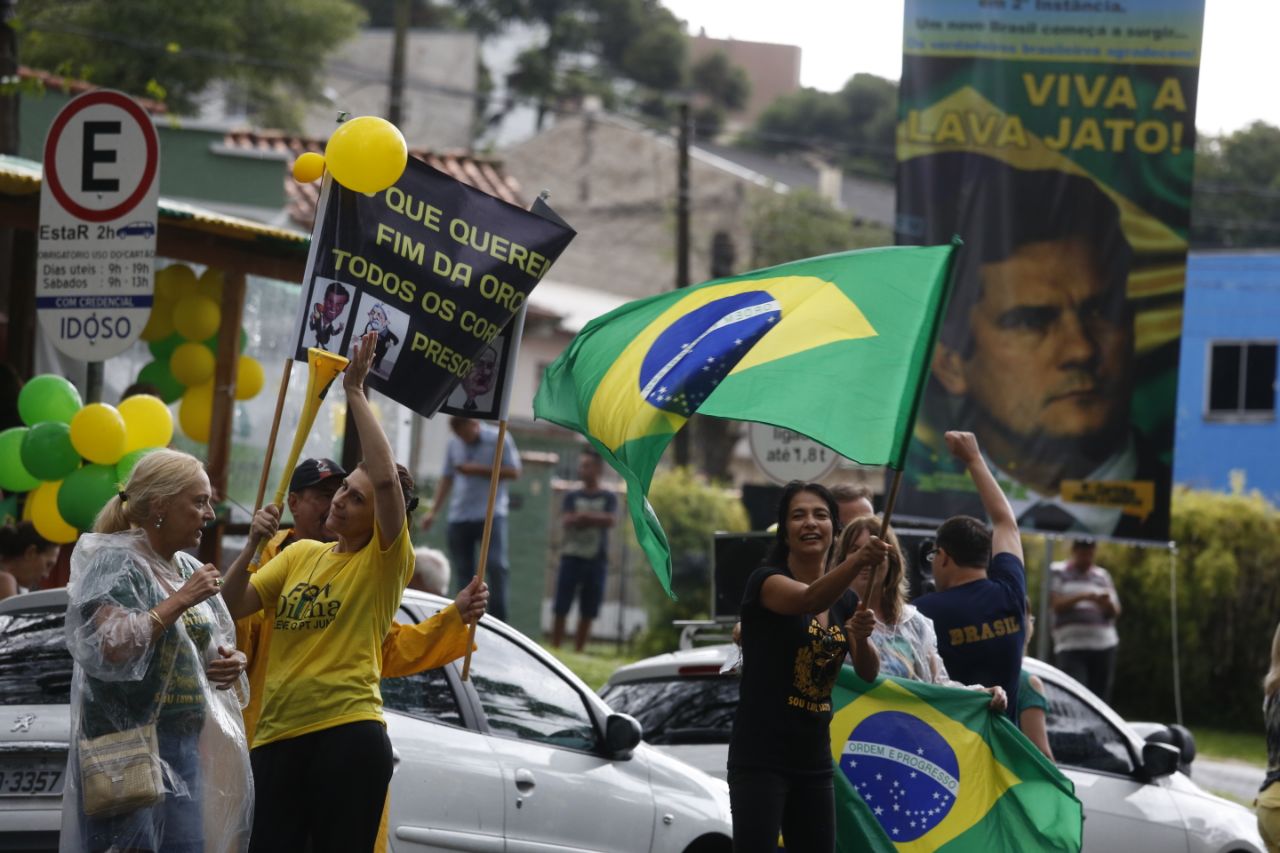 Movimentação no acampamento pró-Lava Jato | Marco Charneski/Tribuna do Paraná