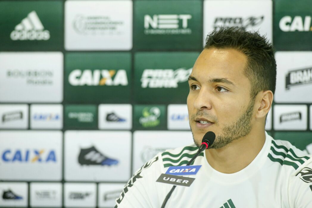 Zagueiro Alex Alves foi apresentado oficialmente como jogador do Coritiba. | Hugo Harada/Gazeta do Povo/