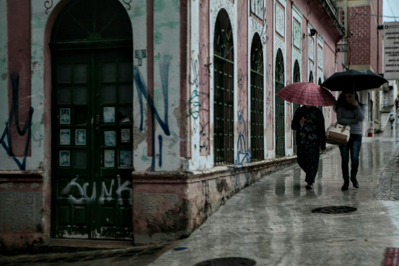 Guarda-chuva foi acessório essencial do curitibano neste mês de janeiro. | Daniel Caron/Gazeta do Povo