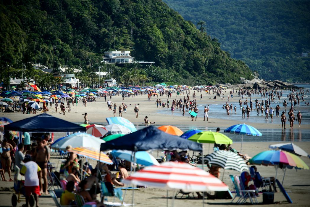 Praia Central de Guaratuba ficou cheia de veranistas. | Albari Rosa/Gazeta do Povo