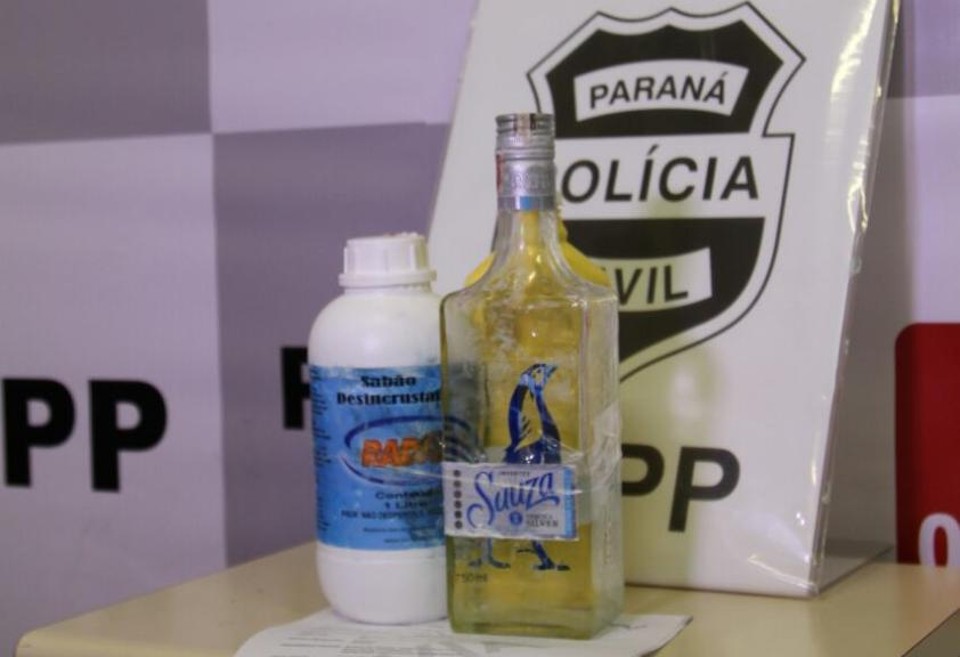 Garrafa de tequila foi encaminhada junto com produto de limpeza para perícia. | Gerson Klaina/Tribuna do Paraná