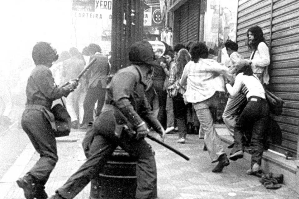 Policiais reprimem manifestação de estudantes contra a Ditadura Militar, no centro de São Paulo, no dia 24 de agosto de 1977. | Adriana Nery/Estadão Conteúdo/Arquivo