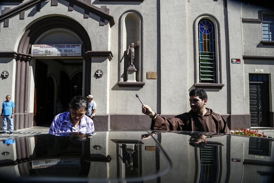 Motorista tem o carro benzido na igreja das Mercês. | Jonathan Campos/Gazeta do Povo