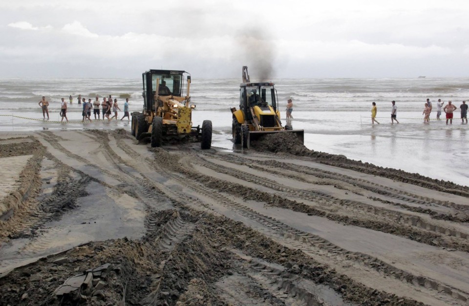 Máquinas trabalham para limpar a praia em Balneário Camboriú após as chuvas. | Preveitura de Balneário Camboriú/
