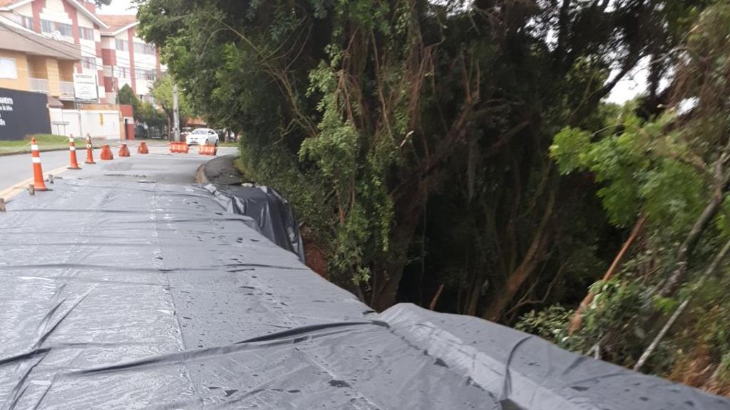 A cratera abriu na tarde desta terça-feira (30) e ainda não há previsão para liberação total da via. | Setran/