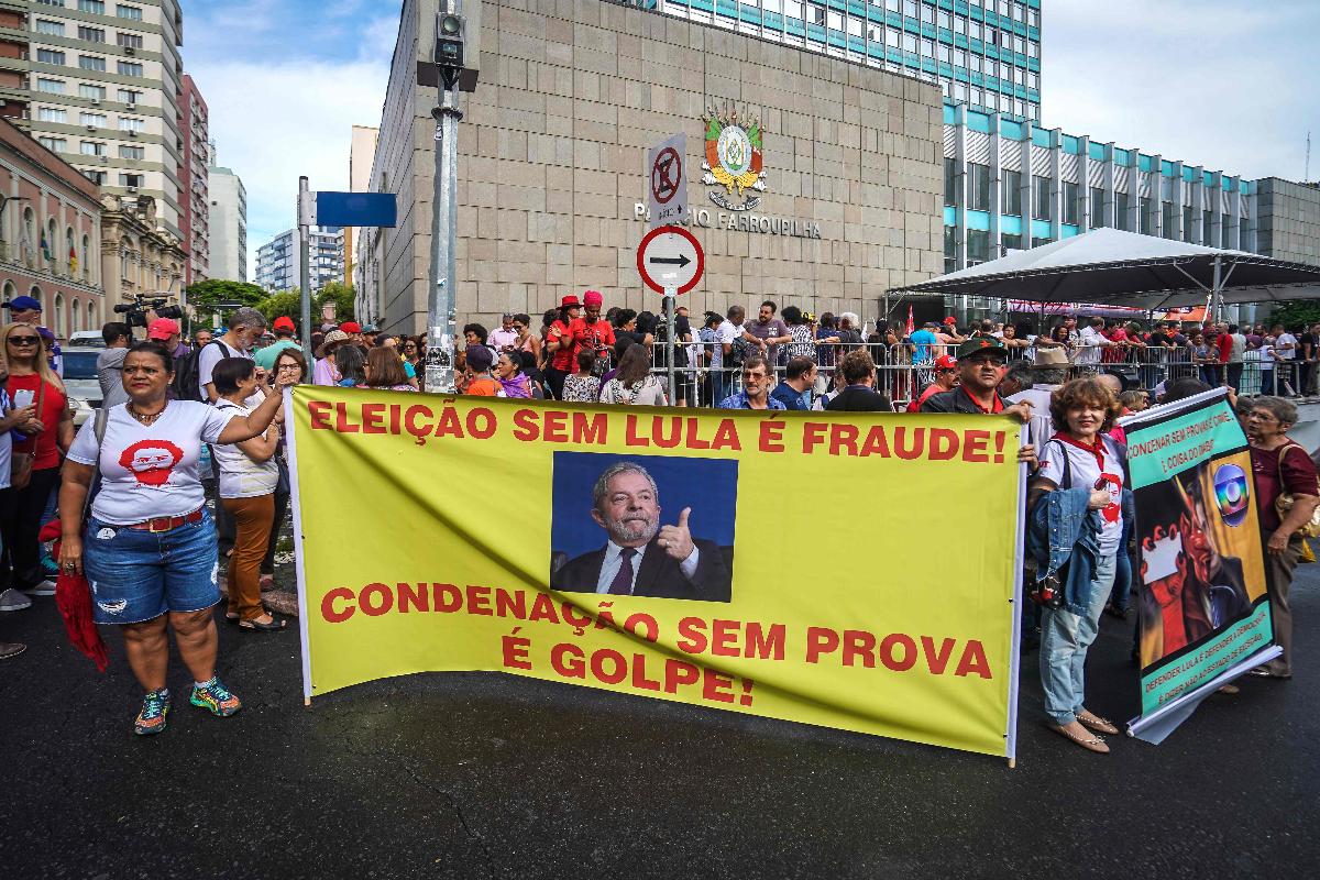 Ativistas da "Mulheres pela democracia e o direito de Lula de ser candidato" protestam em frente à Assembleia Legislativa do estado do Rio Grande do Sul, em Porto Alegre, em 23 de janeiro de 2018. | JEFFERSON BERNARDES/AFP