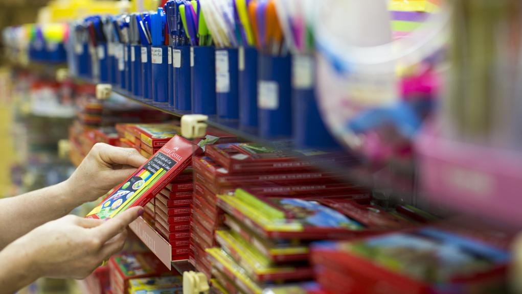 Os preços dos materiais escolares costumam ser mais baixos na primeira quinzena de janeiro | Brunno Covello/Gazeta do Povo