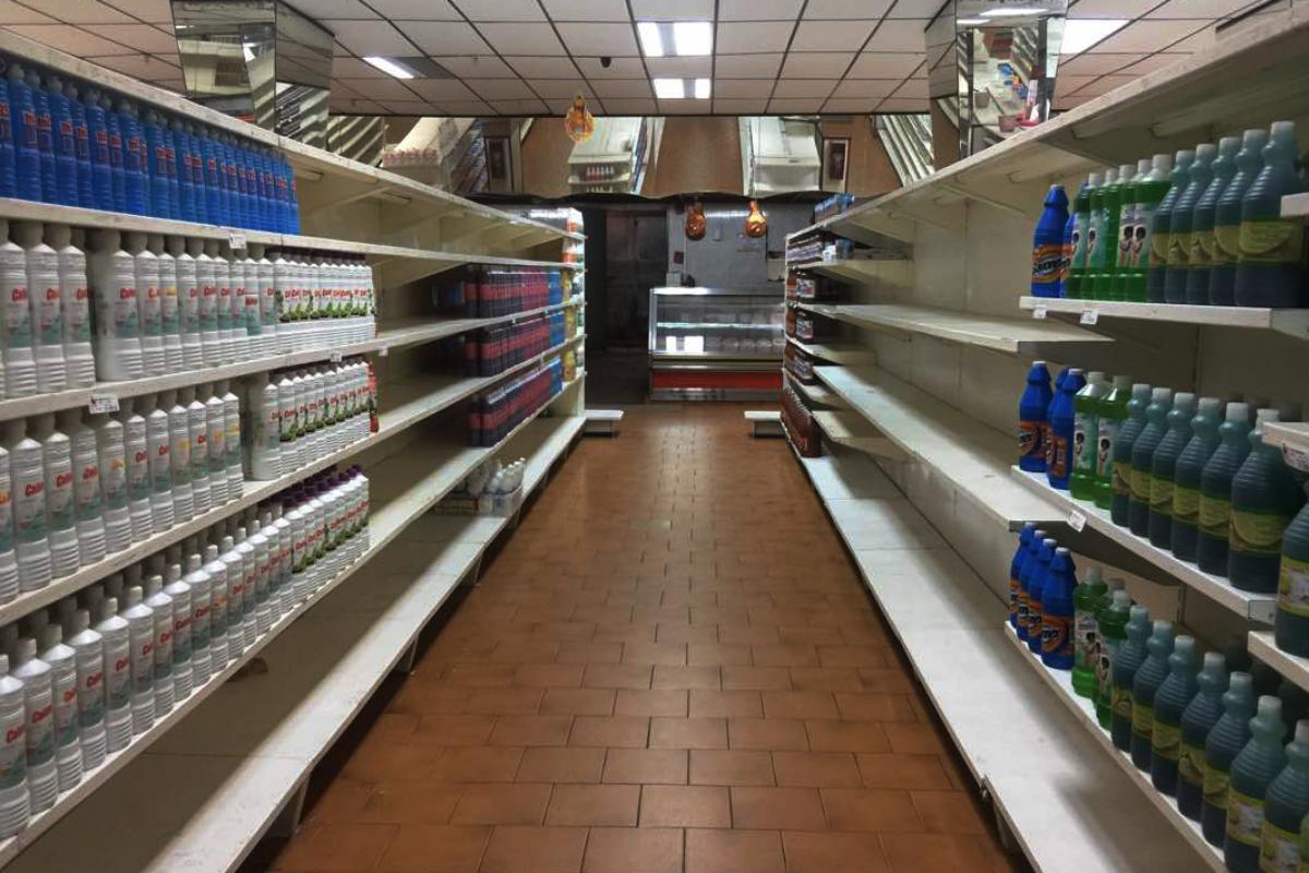 Prateleiras parcialmente vazias em um supermercado em Caracas. | JUAN BARRETOAFP